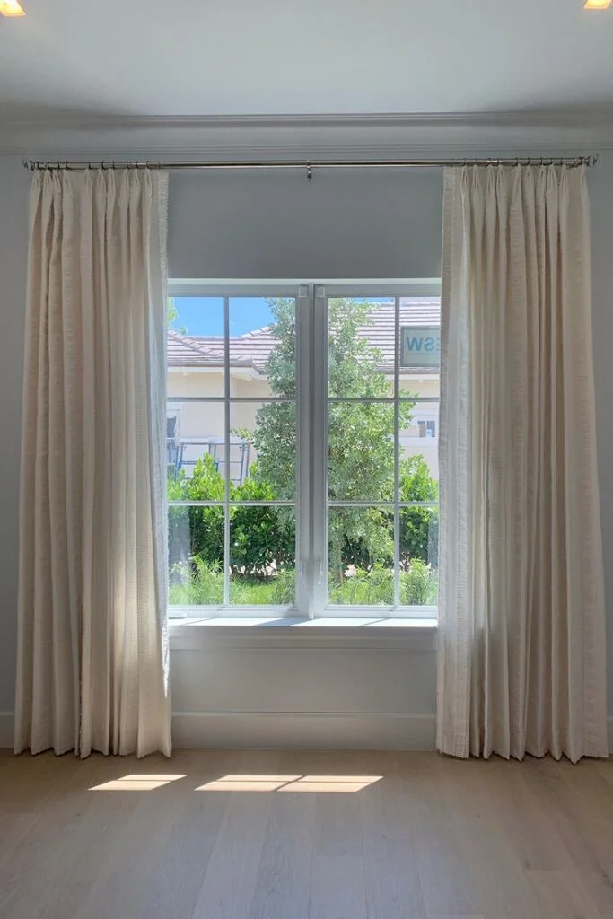Floor to Ceiling Curtains That Draw the Eye Upward